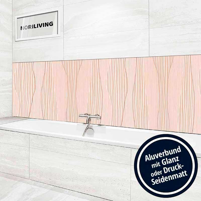 Moderne Badezimmerwand mit eleganter Aluverbund-Dekorplatte in Glanz oder Druck-Seidenmatt, oberhalb einer Badewanne montiert.