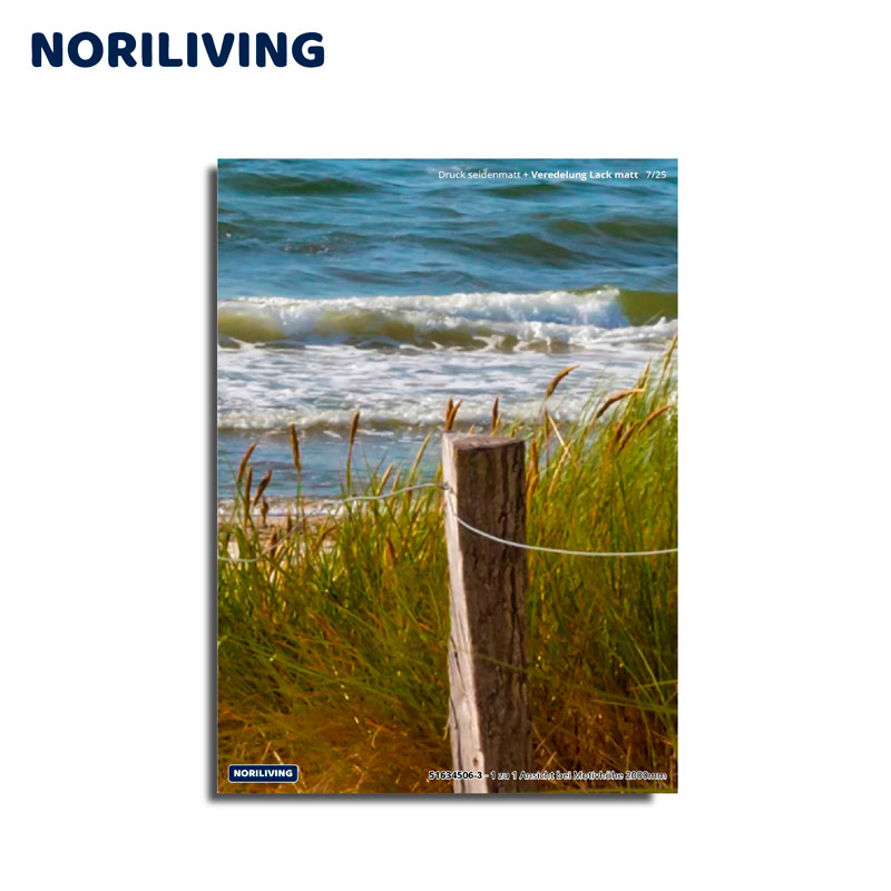 Holzpfosten am Strand, umgeben von Gras mit Blick auf das Meer