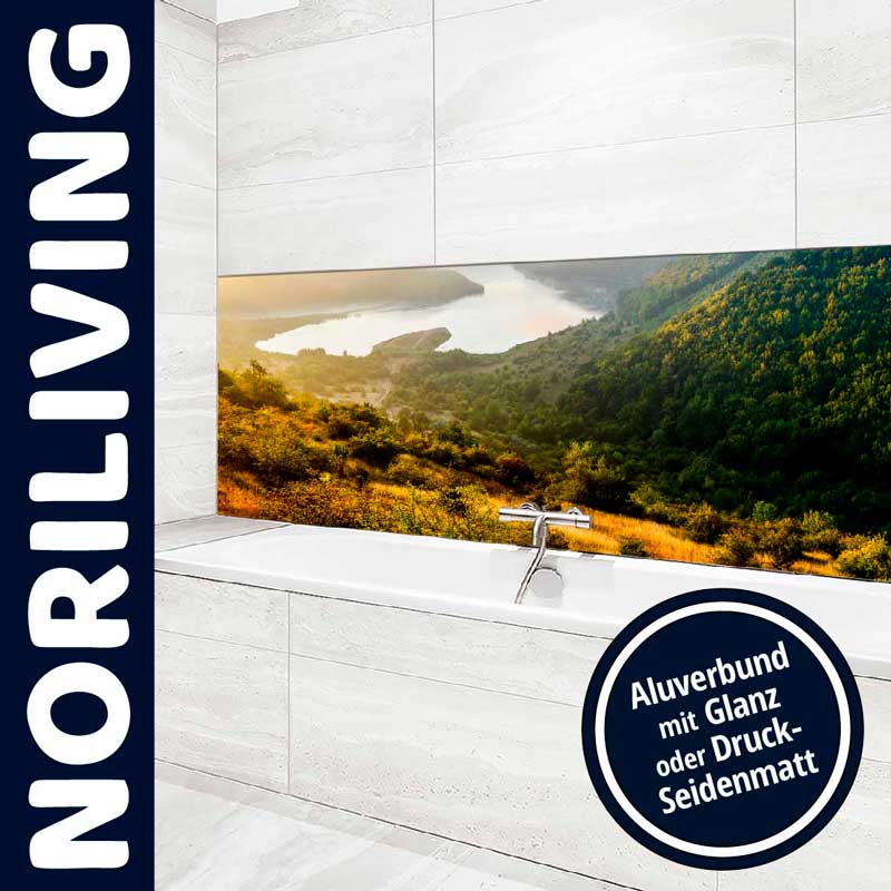 Modernes Badezimmer mit Badewanne und Aluverbund-Paneel, das ein Landschaftsmotiv zeigt. Design von Noriliving, erhältlich in Glanz oder Seidenmatt.