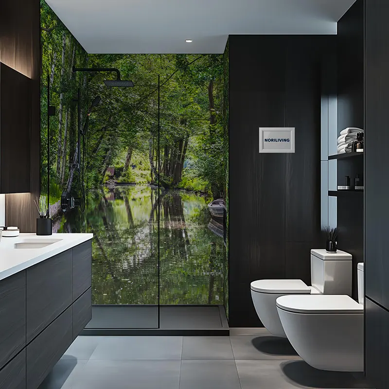 Luxuriöses Bad mit Glasdusche und Fluss-Wald-Motiv