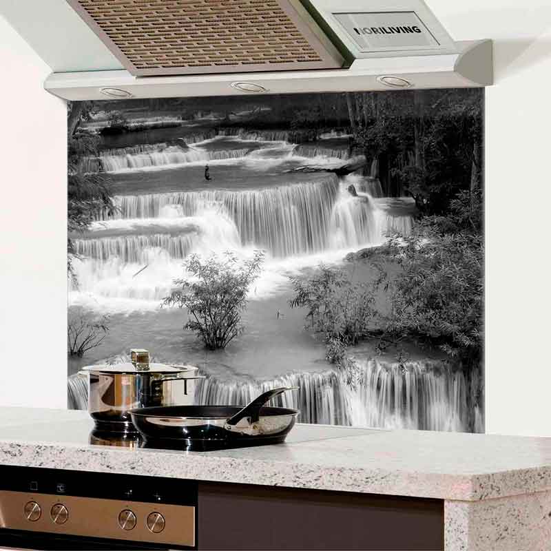Küchenzeile mit Herd und Dunstabzugshaube, im Hintergrund Wandbild eines Wasserfalls in Schwarz-Weiß