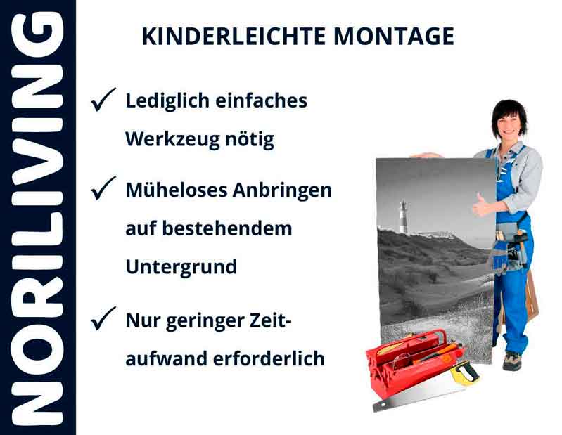 Person hält ein großes Bild mit Hinweisen zur kinderleichten Montage und Werkzeug-Set