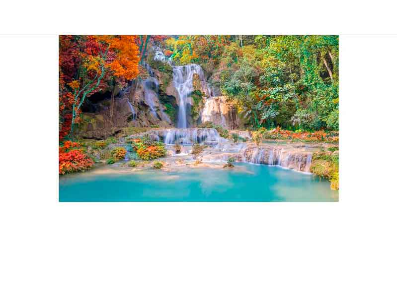 Ein malerischer Wasserfall, umgeben von bunten Herbstblättern und üppigem Grün, fließt in ein klares, türkisfarbenes Becken.