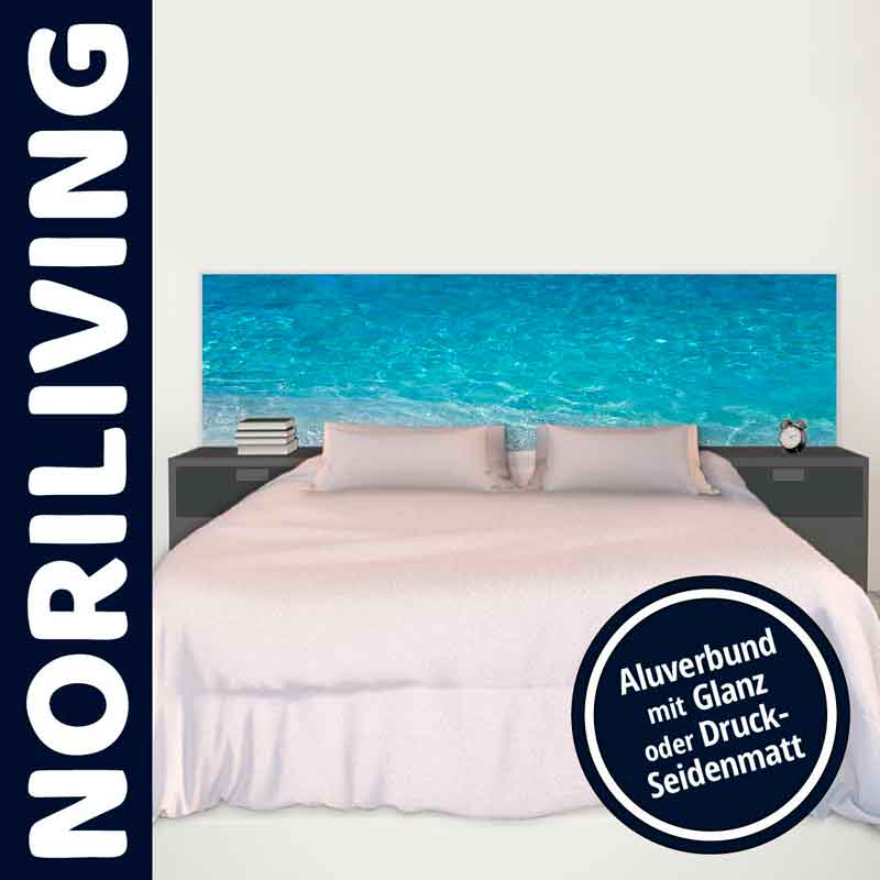 Bett mit Kopfteil in Meeresoptik und Nachttischen Schlafzimmer mit weißem Bett, Kopfteil zeigt Meer, dunkle Nachttische