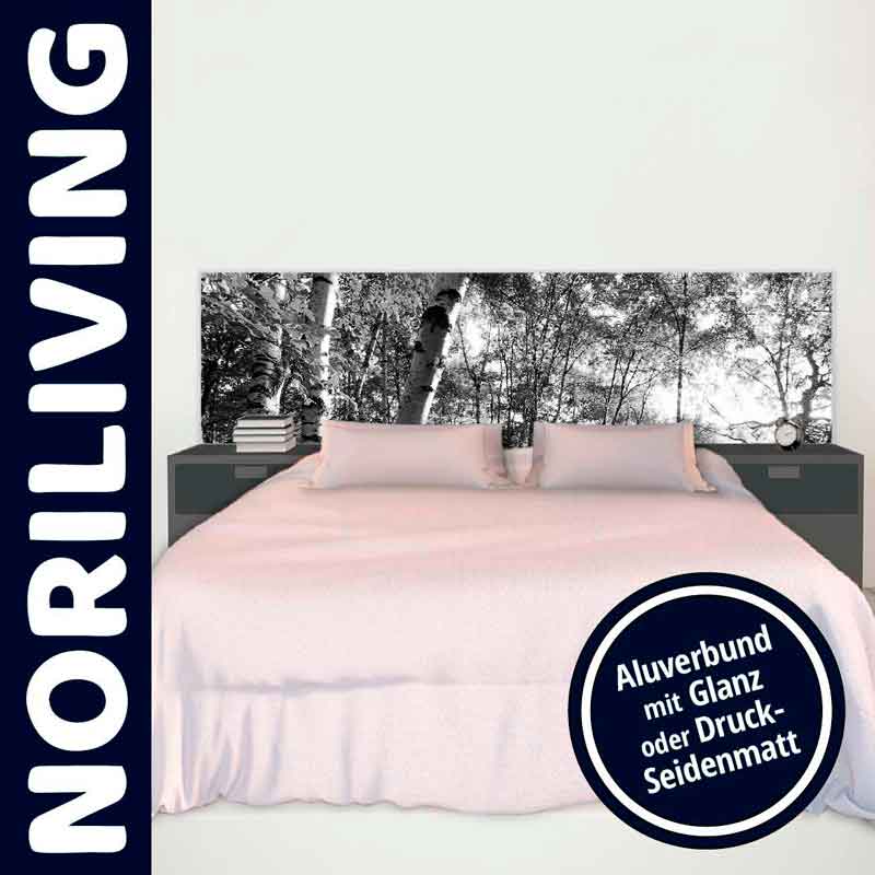 Helles Schlafzimmer mit Doppelbett und Waldmotiv-Kopfteil aus Aluverbund