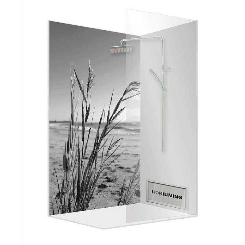 Elegante Duschwand mit Meeresmotiv und integrierter Regendusche Moderne Duschwand mit Sandstrand- und Gräsermotiv sowie integrierter Regendusche in einem stilvollen Badezimmerdesign