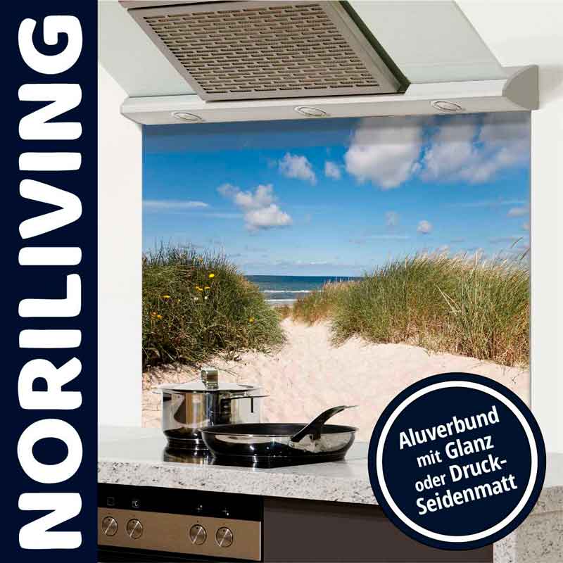 Küchenrückwand mit Strandmotiv und Dunstabzugshaube von Norliving, erhältlich in Aluverbund mit Glanz oder Druck-Seidenmatt.