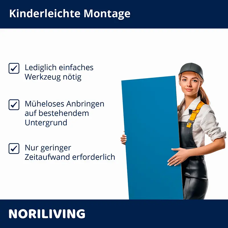 Frau in Arbeitskleidung hält blaues Montagepaneel