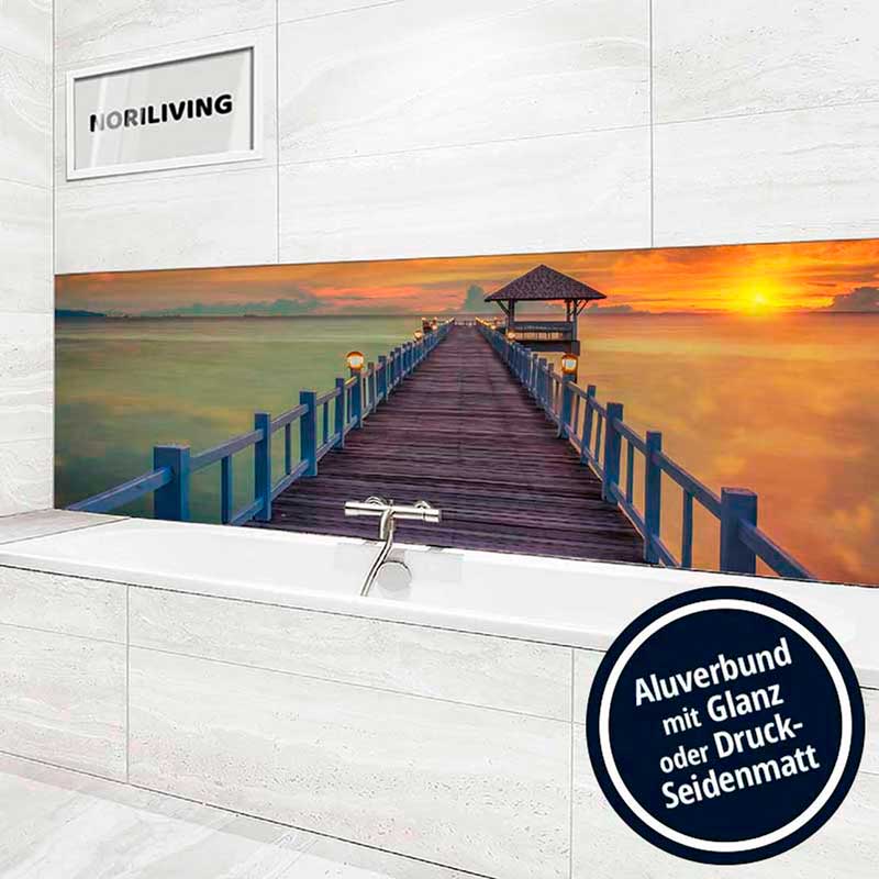 Badezimmer mit Aluverbund Duschrückwand, die einen Steg in Richtung Sonnenuntergang zeigt, erhältlich in Glanz oder Seidenmatt.