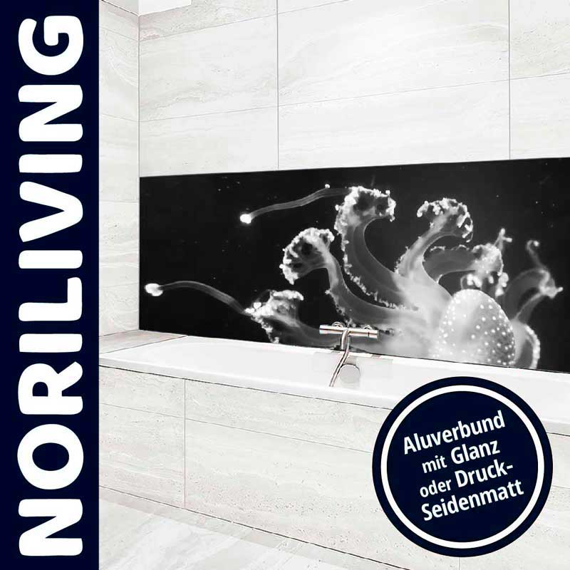 Moderne Badezimmerwand mit dekorativem Aluverbund-Panel, das ein Bild eines leuchtenden Oktopus zeigt und die Worte 'NORILIVING' und 'Aluverbund mit Glanz oder Druck-Seidenmatt' enthält