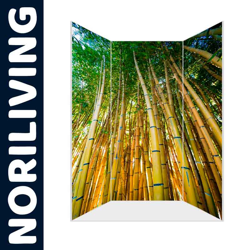 Raumteiler mit Naturmotiv zeigt Bambusstämme in lebhaften Farben von NORILIVING