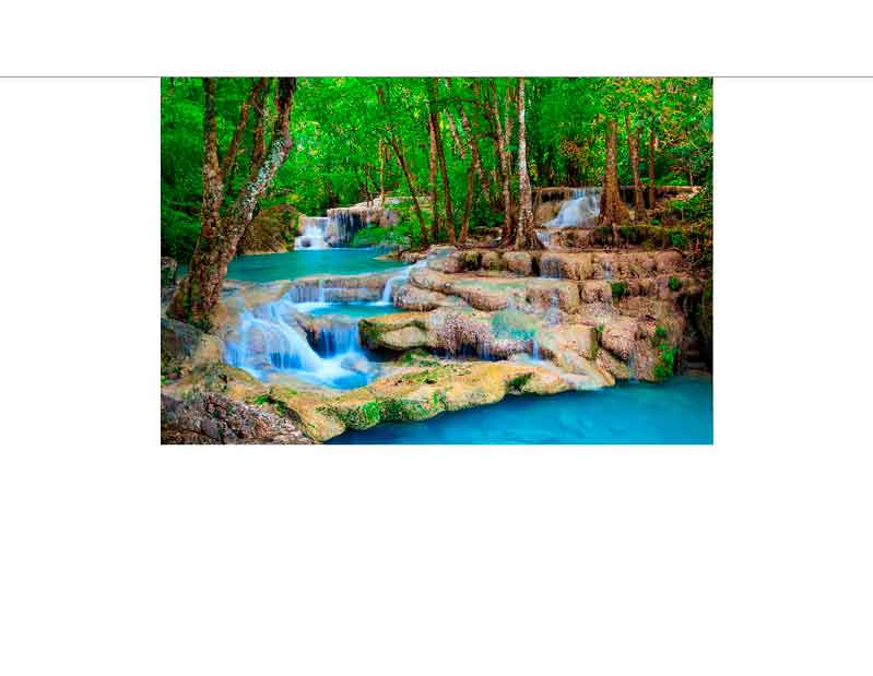 Kaskadenartige Wasserfälle fließen durch einen üppigen grünen Wald, umgeben von Felsen und klarem, blauem Wasser.