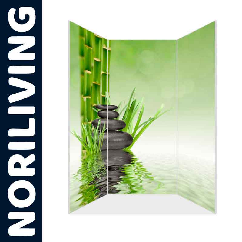Raumteiler mit Bambus und Zen-Steinen auf Wasseroberfläche