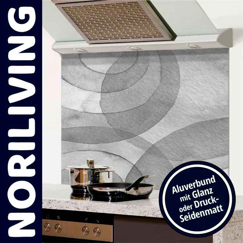 Moderner Küchen-Spritzschutz aus Aluverbund mit stilvollem Design, passend zur Abzugshaube und Kochfläche.