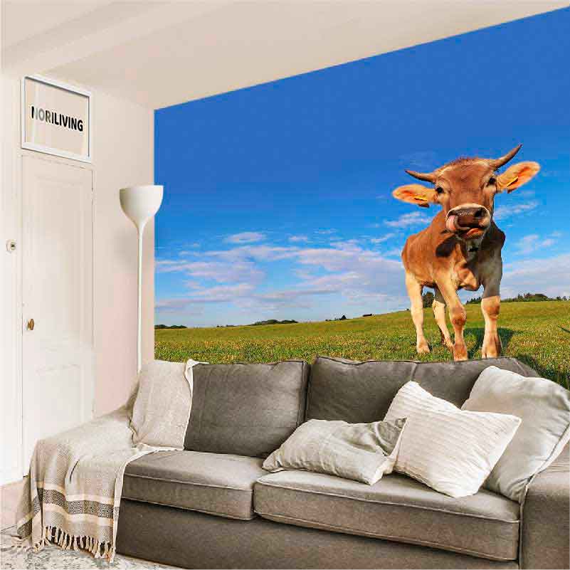 Fototapete mit Kuh auf einer Wiese als Wanddekoration in modernem Wohnzimmer Moderne Wohnzimmerdekoration mit Fototapete, die eine Kuh auf einer grünen Wiese zeigt