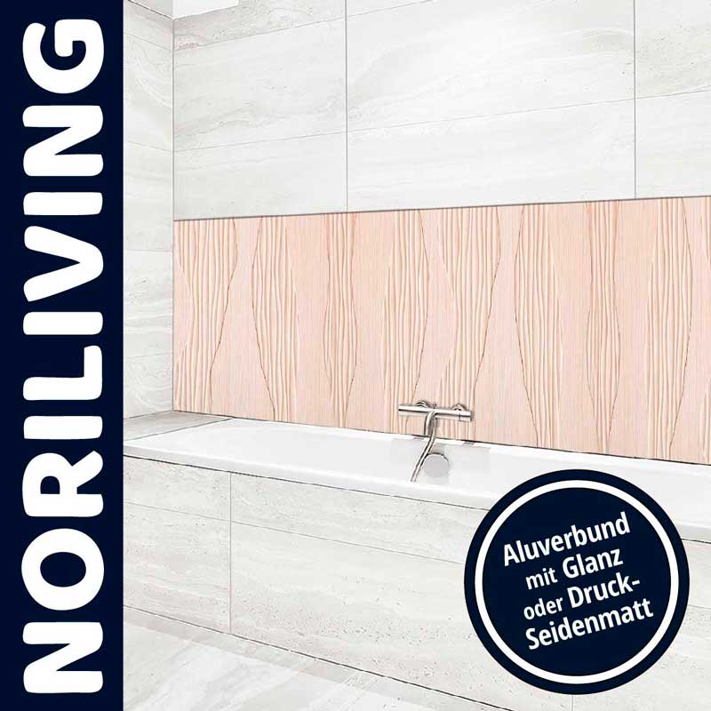 Badezimmer mit eleganter Aluverbund-Wand in Holzoptik hinter der Badewanne
