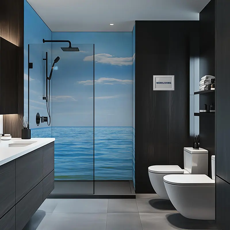 Elegantes Badezimmer mit Glasdusche und Meer-Motiv