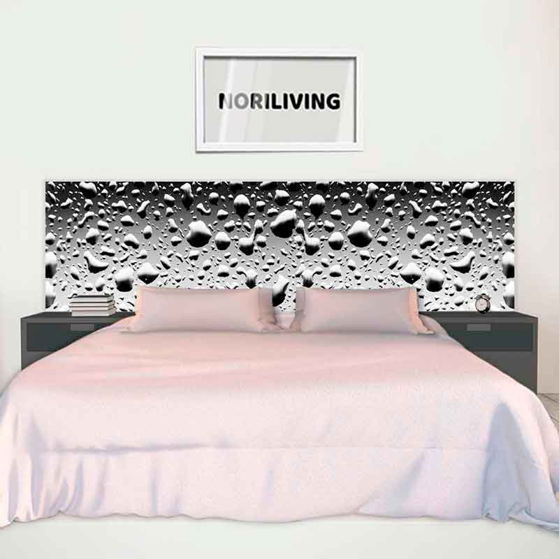 Schlafzimmer mit dekorativem Kopfteil mit Wassertropfen-Motiv und hellem Bettwäsche-Set