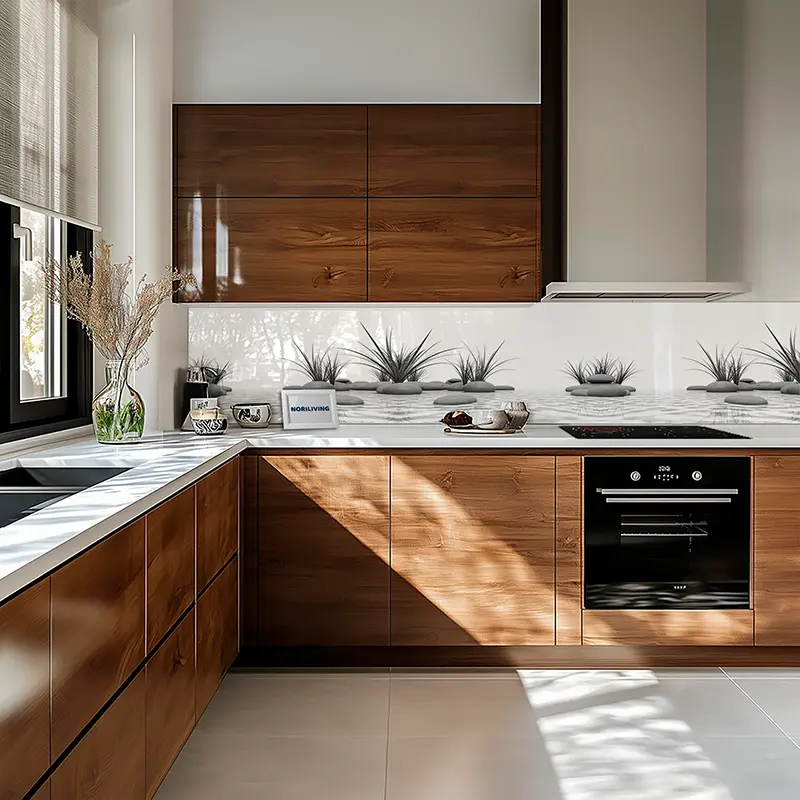 Helle Einbauküche mit Holzschränken und Marmorarbeitsplatte