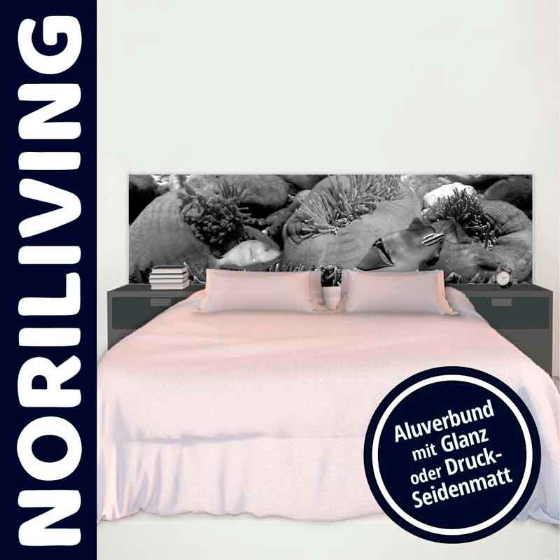 Ein modernes Bett mit einem Kopfteil in Seidenmatt- oder Glanzausführung von Noriliving, umgeben von Nachttischen.