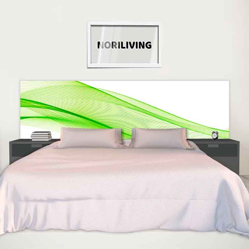 Ein stilvoll eingerichtetes Schlafzimmer mit einem großen Doppelbett, grüner Wandkunst und Nachttischen mit Büchern und einer Uhr.