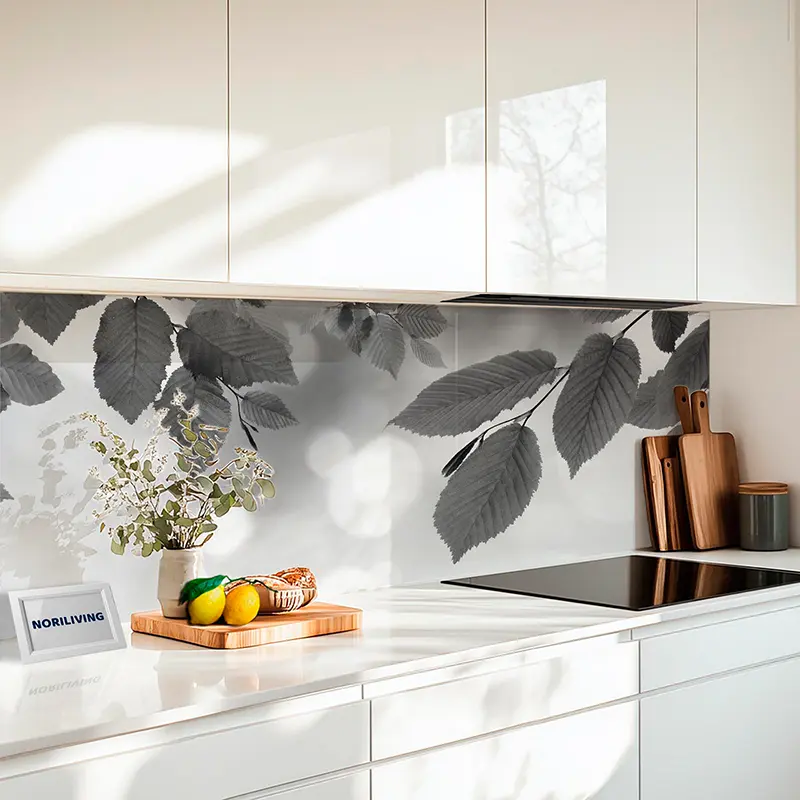 Fliesenspiegel Alu Grüne Blätter und unscharfe Glanzlichter 689 schwarz-weiß