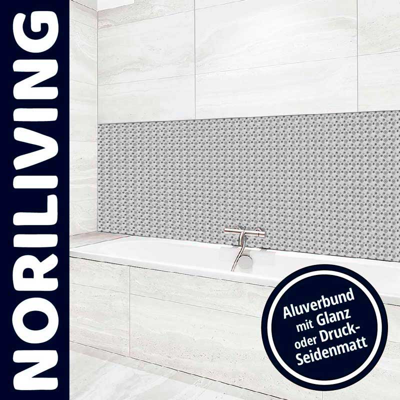 Moderne Rückwand aus Alubund über einer Badewanne, erhältlich in Glanz oder Seidenmatt. Noriliving Design.