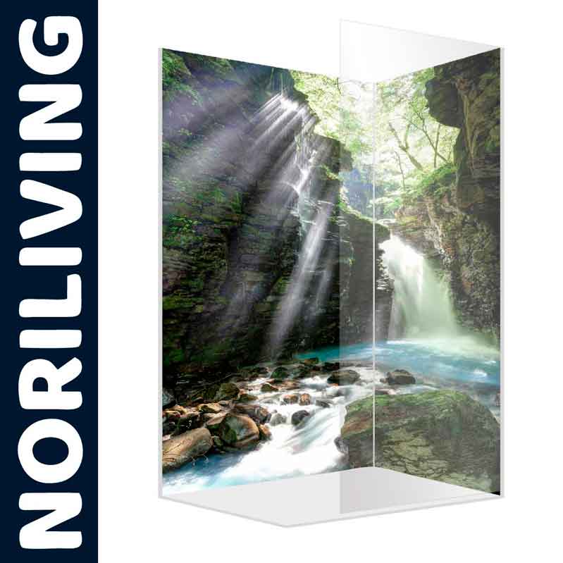 Duschwand von NoriLiving mit beeindruckendem Wasserfall-Naturmotiv und Sonnenstrahlen im Wald.