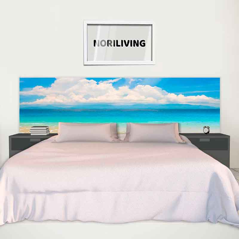 Modernes Schlafzimmer mit Strandmotiv Kopfteil Schlafzimmer mit Bett, Strandmotiv als Kopfteil und dekorativem Bild an der Wand