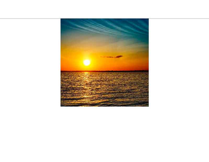 Bild eines atemberaubenden Sonnenuntergangs über ruhigem Meer mit farbenprächtigem Himmel