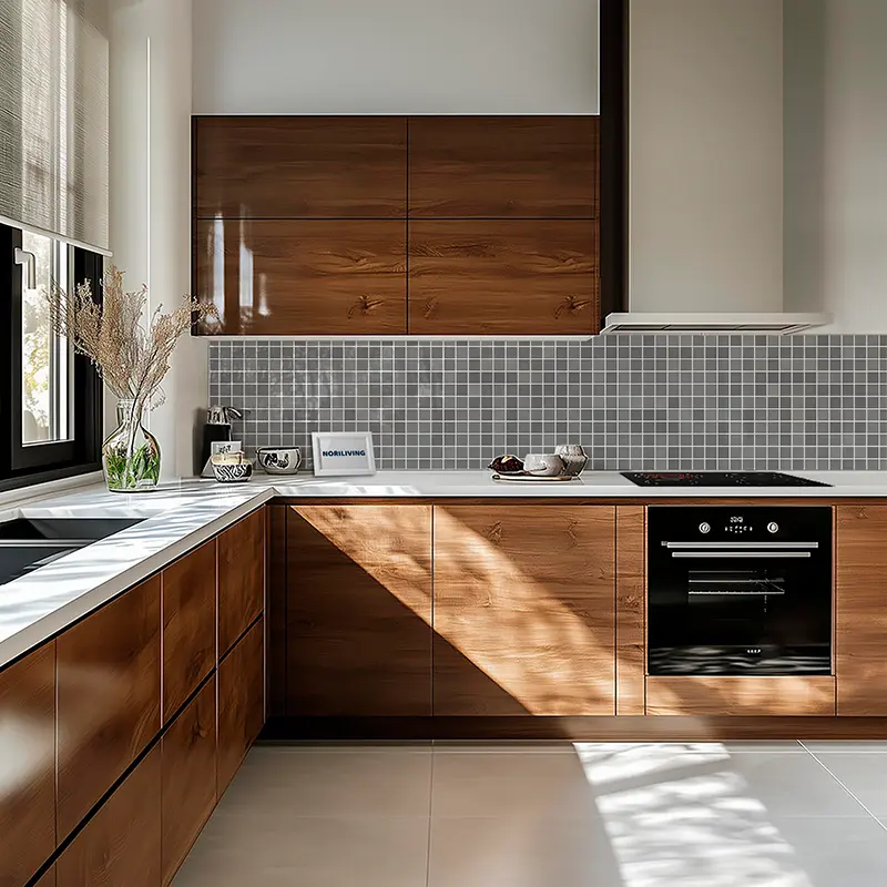 Helle Küchenzeile mit weißer Arbeitsplatte