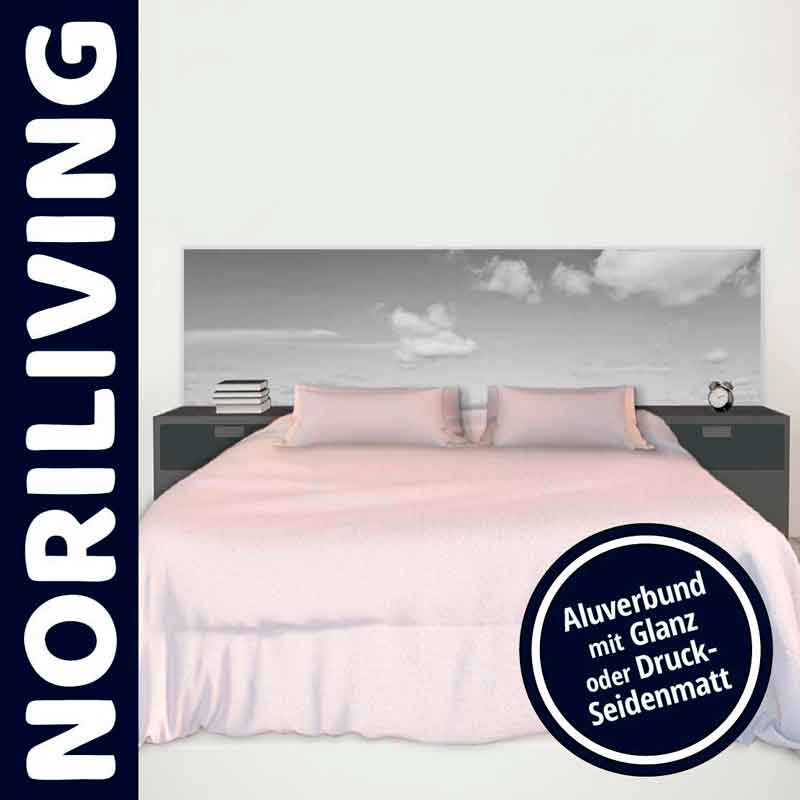 Schlafzimmer mit modernem Doppelbett und Kopfteil aus Aluminiumverbund mit Wolkenmotiv