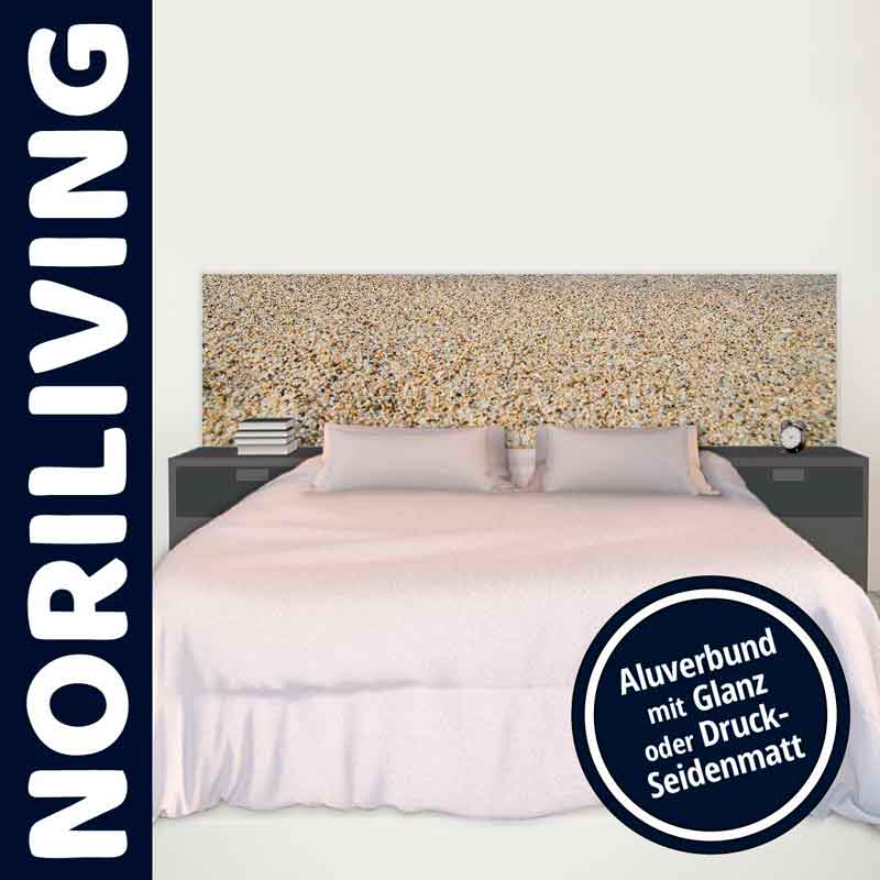 Minimalistisches Schlafzimmer mit einem Bett von Noriliving, ausgestattet mit einem dekorativen Kopfteil aus Aluverbund in Glanz oder Druck-Seidenmatt.