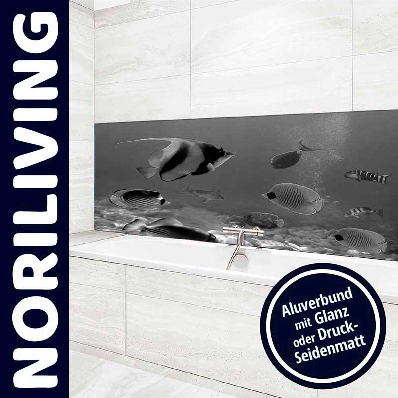 Elegantes Badezimmer mit Fischen auf Aluverbund-Wand über der Badewanne