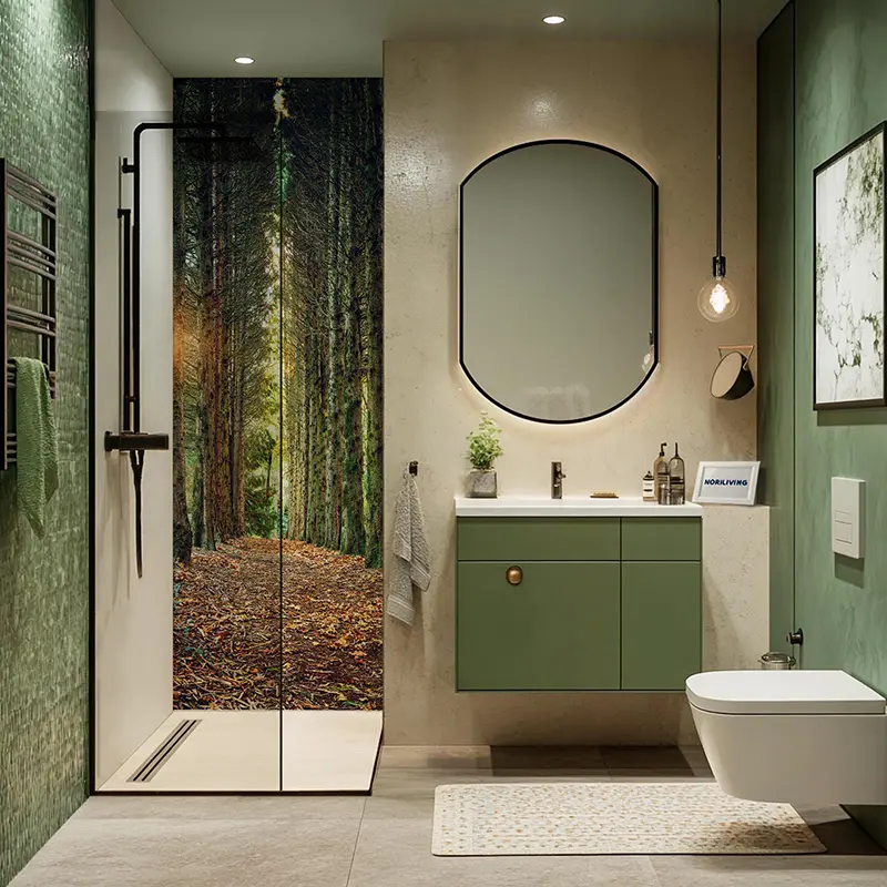 Grünes Bad mit Waschplatz und Wald-Duschmotiv