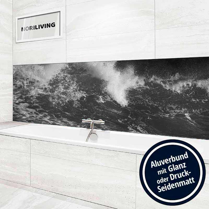 Badezimmer mit weißer Badewanne und Aluverbund-Wandverkleidung mit schwarzem Wellenmotiv, Marke NorLiving, Text: Aluverbund mit Glanz oder Druck-Seidenmatt