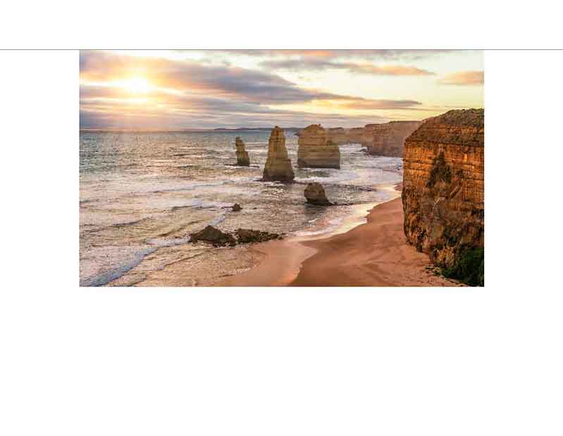 Küstenlandschaft mit Felsformationen bei Sonnenuntergang Eine malerische Küstenlandschaft mit markanten Felsformationen im Meer bei Sonnenuntergang.