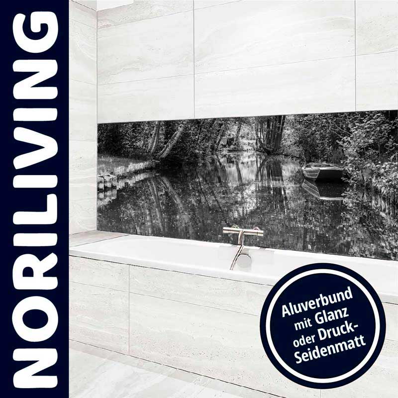 Moderne Badezimmergestaltung mit Aluverbund-Druck von Noriliving Elegantes Badezimmer mit monochromem Aluverbund-Bild eines Flusses im Wald von Noriliving.