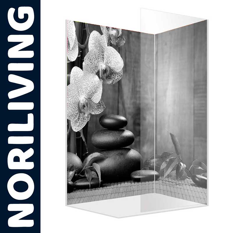 Schwarze Steine und weiße Orchideen auf einer dekorativen Duschwand von Noriliving
