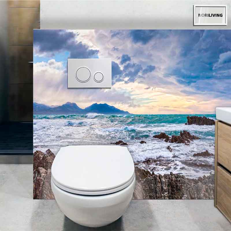 Toilette vor atemberaubender Ozeanlandschaft mit stürmischem Himmel Moderne Toilette mit Tapete einer beeindruckenden Meereslandschaft, Berge und Wolken im Hintergrund