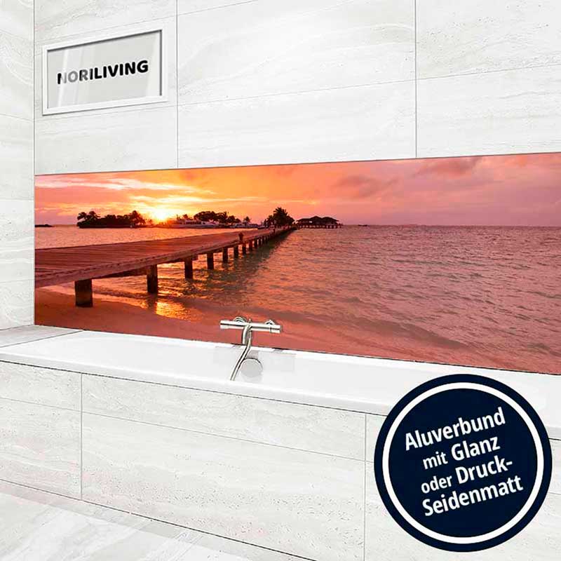 Badezimmer mit Sonnenuntergang-Fototapete und stilvollem Design - Aluverbund mit Glanz oder Druck-Seidenmatt Badezimmer mit eleganter Fototapete eines Sonnenuntergangs über einem Steg, sowie Aluverbundbeschichtung in Glanz oder Druck-Seidenmatt.