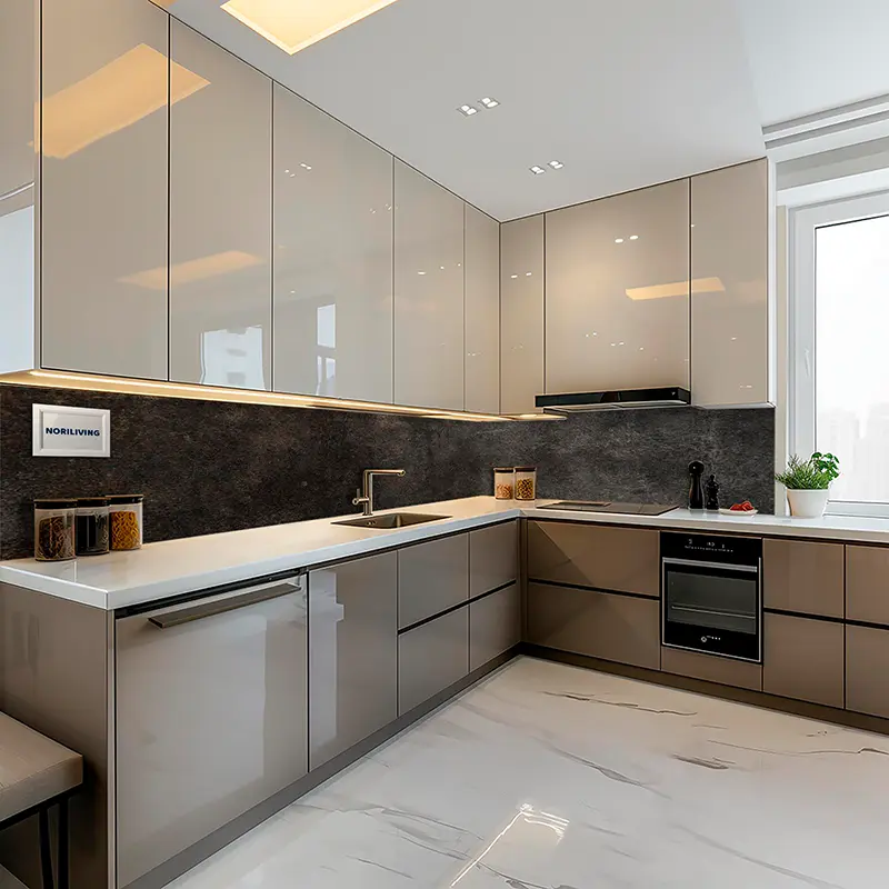 Helle, moderne Einbauküche mit Hochglanzfronten