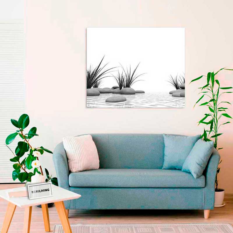 Wohnzimmer mit hellblauem Sofa, Kissen und Tisch mit dekorativen Pflanzen und einem Zen-Leinwandbild an der Wand