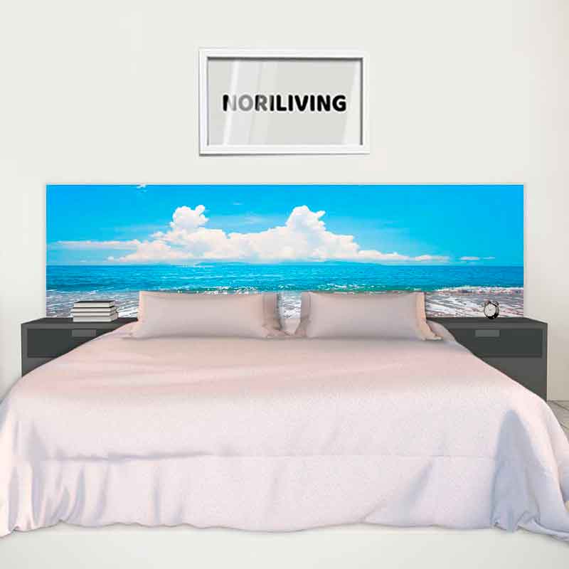 Modernes Schlafzimmer mit Strandmotiv Kopfteil und stilvollem Dekor Ein Bett mit einem Kopfteil, das ein Strandmotiv zeigt, eingerahmt von zwei Nachttischen und einem Bild an der Wand.