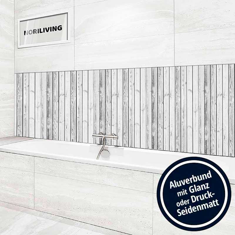 Badezimmer mit Badewanne und stilvollen Wandpaneelen aus Holzoptik, Aluverbund mit Glanz oder Druck-Seidenmatt