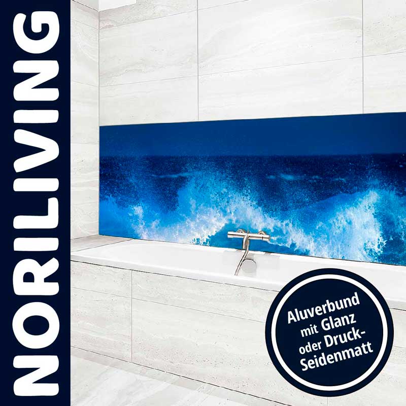 Badezimmer mit auffälligem blauen Wellenmotiv auf Aluverbundmaterial, erhältlich in Glanz oder Druck-Seidenmatt