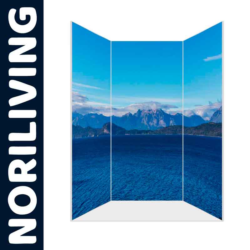 Raumteiler mit Panoramabild eines Bergsees und blauen Himmel von NORILIVING