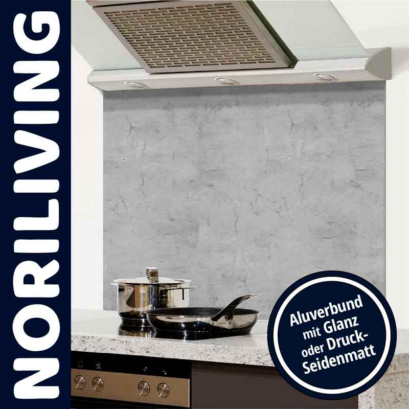 Moderne Küchenrückwand aus Aluverbund in Betonoptik hinter Herd mit Töpfen
