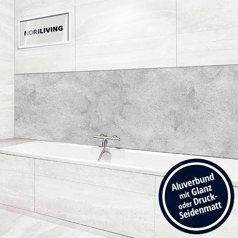 Moderne Badezimmerwand aus Aluverbund über Badewanne, erhältlich in Glanz oder Seidenmatt
