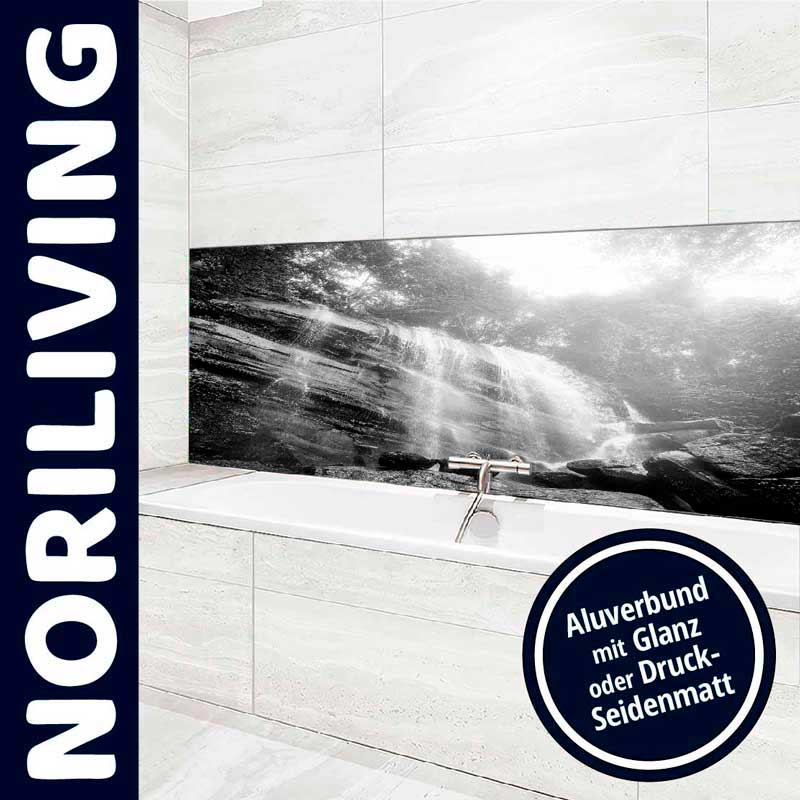 Luxuriöses Badezimmer mit eleganter Aluverbund-Rückwand, die ein beruhigendes Wasserfallbild zeigt, erhältlich in Glanz oder Seidenmatt